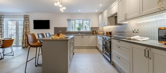 Maes Y Barcud - Five Bedroom House, Sleeps 9