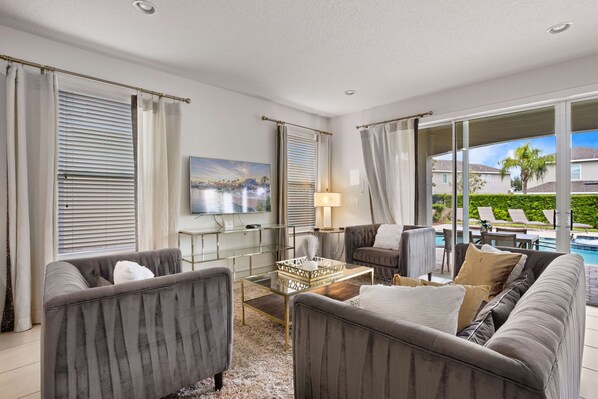 スマートテレビ、DVD プレーヤー、テーブルサッカー台