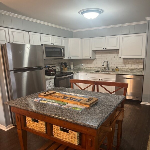 Réfrigérateur, micro-ondes, four, lave-vaisselle