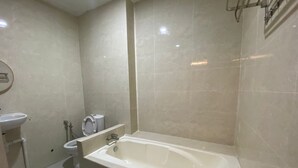 A bathroom with a bathtub, toilet, and sink. - Le Deon Hotel (Batu Gajah)