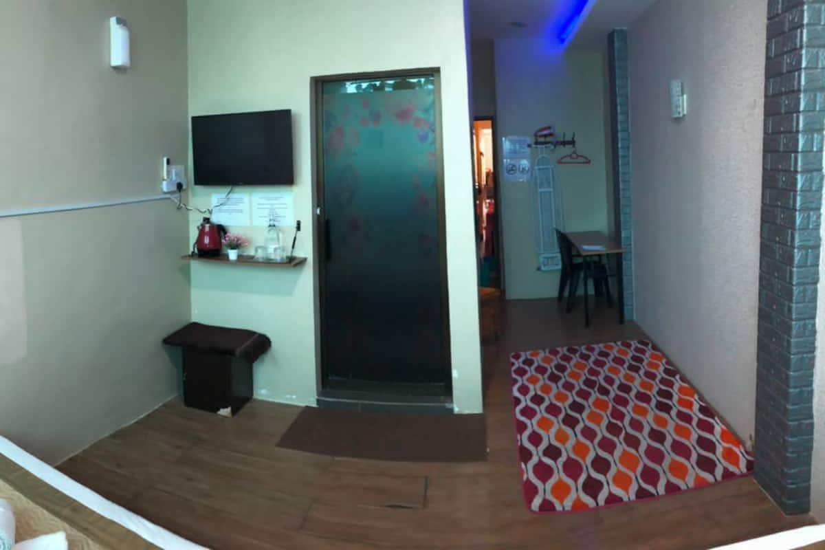 Classic Triple Room, Non Smoking | Living area