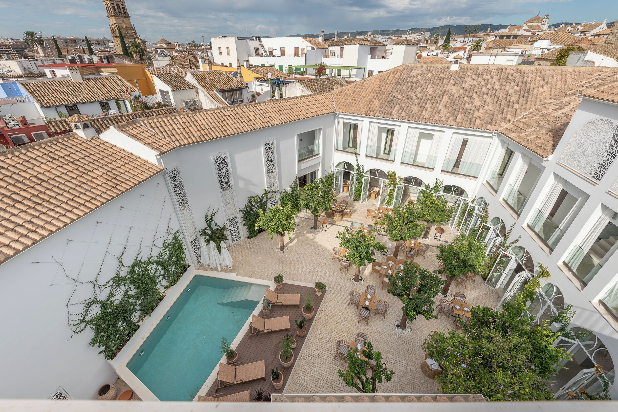 Alberca al aire libre por temporada y camastros 