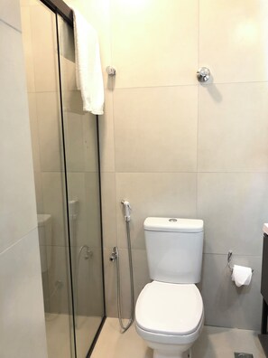 Ducha, secador de pelo, toallas y jabón