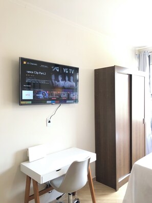 1 habitación, tabla de planchar con plancha, wifi y ropa de cama 