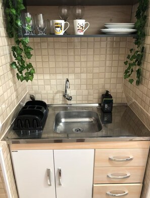 Réfrigérateur, micro-ondes, plaque de cuisson, cafetière/bouilloire