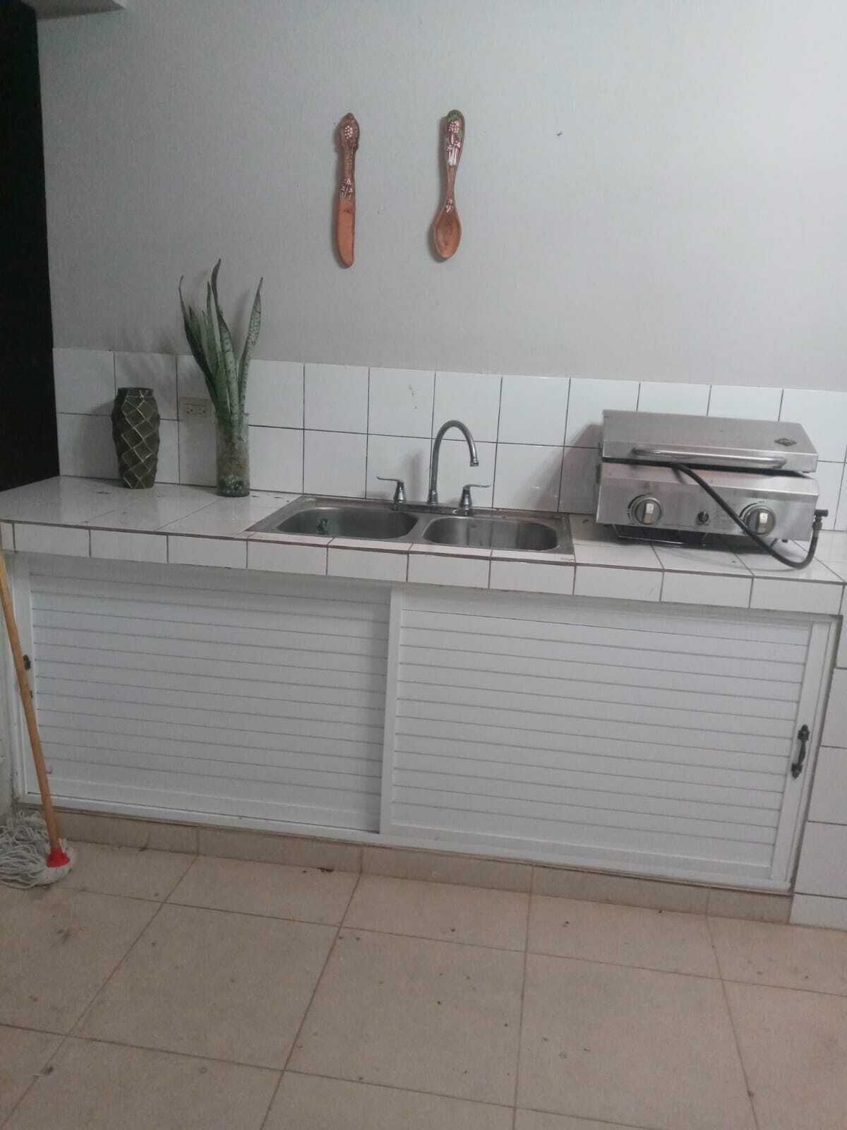 Een koelkast, een microgolfoven, een oven, een kookplaat