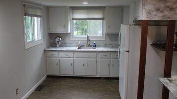 Fridge, oven, stovetop, coffee/tea maker