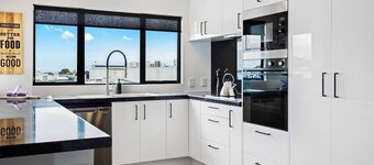 Manukau City | Stunning Apt | 3BR 2BA | Heart of Manukau