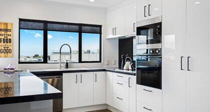 Manukau City | Stunning Apt | 3BR 2BA | Heart of Manukau