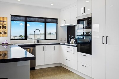 Manukau City | Stunning Apt | 3BR 2BA | Heart of Manukau