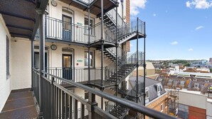 A multi-story building with external fire escapes and a view of the cityscape. - Brighton Apartment Near Beach| Walk Everywhere (Brighton and Hove)