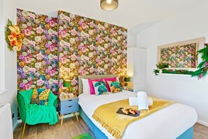 1 habitación, caja de seguridad en la habitación y escritorio