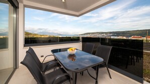 อพาร์ทเมนท์ (Two Bedroom Apartment with Terrace) | ลานระเบียง/นอกชาน
