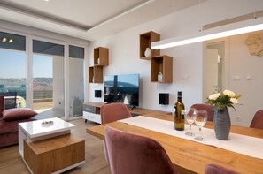 Leilighet (Two Bedroom Apartment with Terrace) | Oppholdsrom