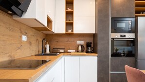 อพาร์ทเมนท์ (Two Bedroom Apartment with Terrace) | ครัวส่วนตัว | ตู้เย็น