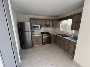 Kühlschrank, Mikrowelle, Ofen, Wasserkocher mit Kaffee-/Teezubehör