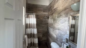 Douche, sèche-cheveux, serviettes fournies, savon