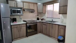 冷蔵庫、電子レンジ、オーブン、コーヒー / ティーメーカー