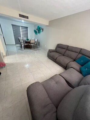 Smart TV - House in residential area, near TSM (Torreón)