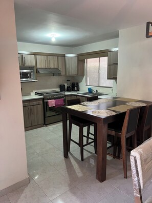 Fridge, microwave, oven, coffee/tea maker - House in residential area, near TSM (Torreón)