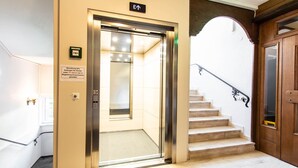 An elevator with a sign indicating it is for children under 12 years old only. - Mountain Hostel (Ramsau am Dachstein)