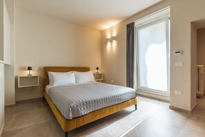 1 makuuhuone, työpöytä, silitysrauta/-lauta, vauvan matkasänky