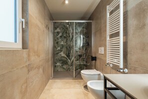 Ducha, secador de pelo, bidet, toallas