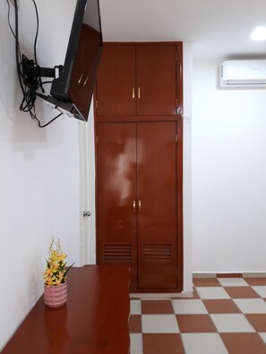 Basic Room, 1 King Bed, Kitchenette, Courtyard View | Free WiFi