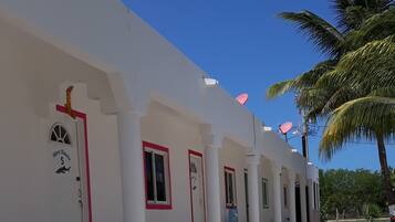 Basic Room, 1 King Bed, Kitchenette, Courtyard View | Terrace/patio