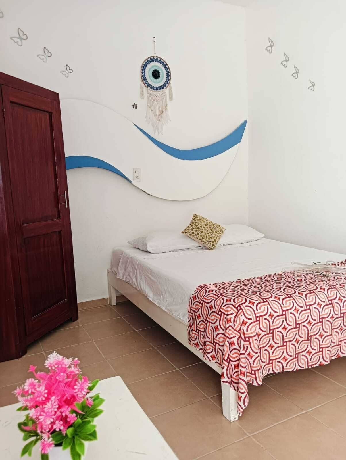 Rom – basic, 2 dobbeltsenger, tekjøkken, bakgårdsutsikt | Wi-fi (inkludert)