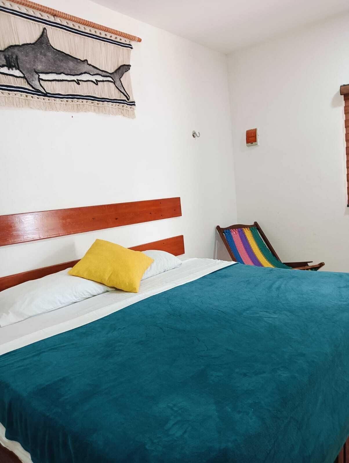 Rom – basic, 1 kingsize-seng, tekjøkken, bakgårdsutsikt | Wi-fi (inkludert)