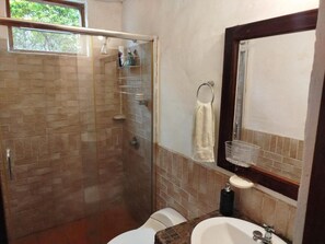 Douche, sèche-cheveux, serviettes fournies, savon