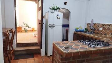Refrigerador, placa de cocina, mesa de comedor