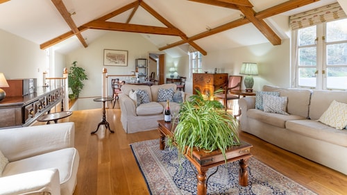 Buckstone House Coach House, Forest of Dean - sleeps 4 guests in 2 bedrooms