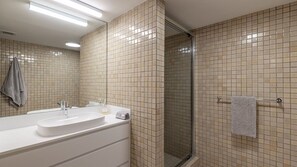 Regadera y papel de baño 