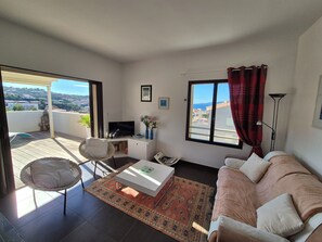 Living area - SUPERB APARTMENT + LARGE TERRACE WITH PANORAMIC SEA VIEW (2 PEOPLE) (Propriano)