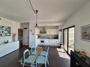 Fridge, microwave, oven, stovetop - SUPERB APARTMENT + LARGE TERRACE WITH PANORAMIC SEA VIEW (2 PEOPLE) (Propriano)