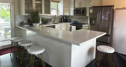 Charming 2-bedroom apartment with AC, WiFi in nice Oakland Park