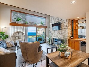 スマートテレビ、暖炉、テレビゲーム、DVD プレーヤー