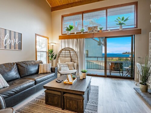 JL 1002: 2 Bedroom Condo, walking distance to restaurants!