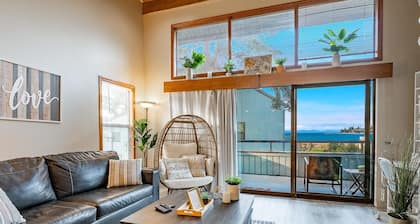 JL 1002: 2 Bedroom Condo, walking distance to restaurants!