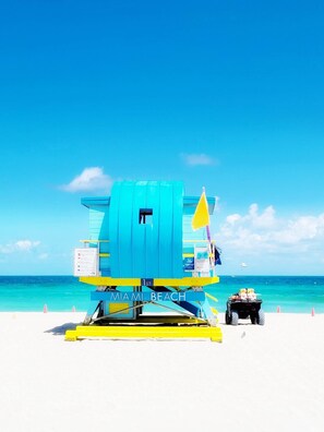 En redningsplatform ved Miami Beach med en klar blå himmel og turkis vand.