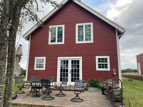 Cozy 1-bedroom apartment in charming Burton 9 minutes from ROUND TOP!