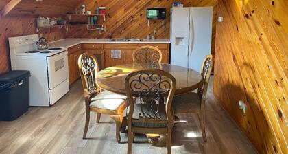 Cozy 1-bedroom apartment in charming Burton 9 minutes from ROUND TOP!