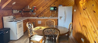 Cozy 1-bedroom apartment in charming Burton 9 minutes from ROUND TOP!