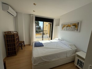 4 bedrooms, travel cot, free WiFi