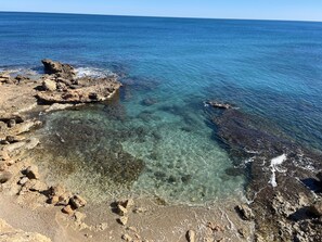 A rocky shoreline with clear water and a view of the sea. - FAMILY HOME BY THE SEA (L'Ametlla de Mar)