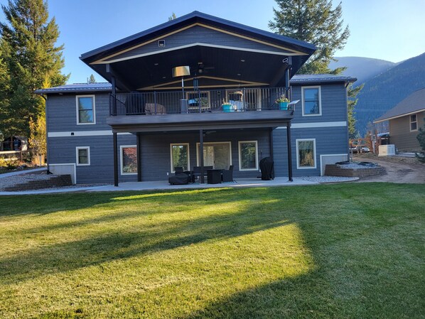 Exterior - New daylight bsmt apartment, 2 BR/2Bath, only 11 miles to Glacier National Park. (Hungry Horse)