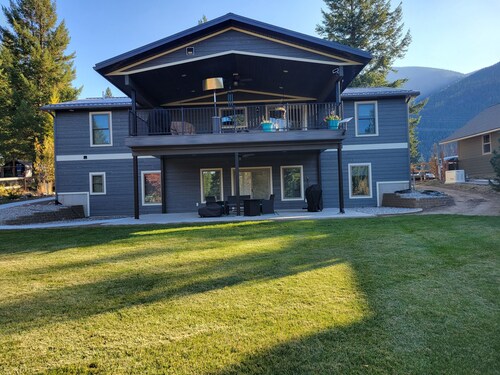 New daylight bsmt apartment, 2 BR/2Bath, only 11 miles to Glacier National Park.