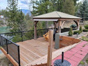 Property grounds - New daylight bsmt apartment, 2 BR/2Bath, only 11 miles to Glacier National Park. (Hungry Horse)